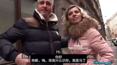 老外就是开放，夫妻正在逛街呢被男主用钱拿下美女